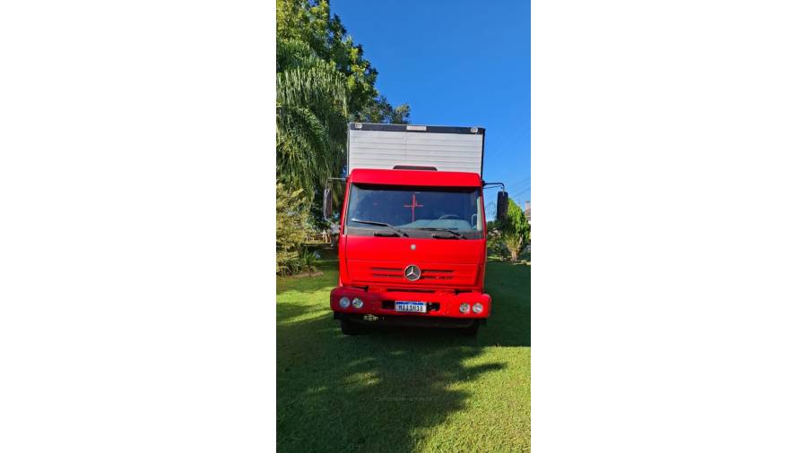 MERCEDES-BENZ - 1718 - 2011/2011 - Vermelha - R$ 215.000,00