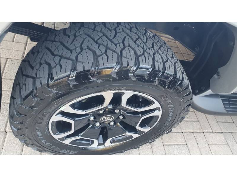 TOYOTA - HILUX - 2025/2025 - Prata - R$ 369.999,00
