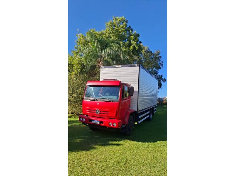 MERCEDES-BENZ - 1718 - 2011/2011 - Vermelha - R$ 215.000,00