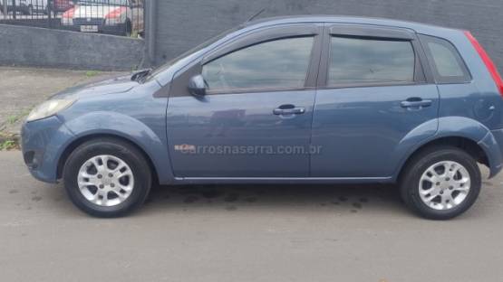 FORD - FIESTA - 2010/2011 - Azul - R$ 31.999,00