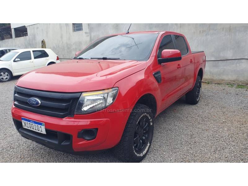 FORD - RANGER - 2013/2014 - Vermelha - R$ 89.999,00
